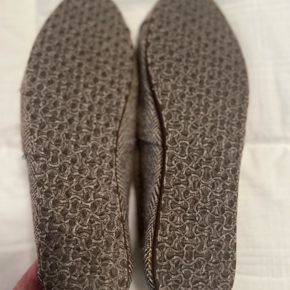 EUC Toms slip on shoes. Size 9 - Picture 7 of 7